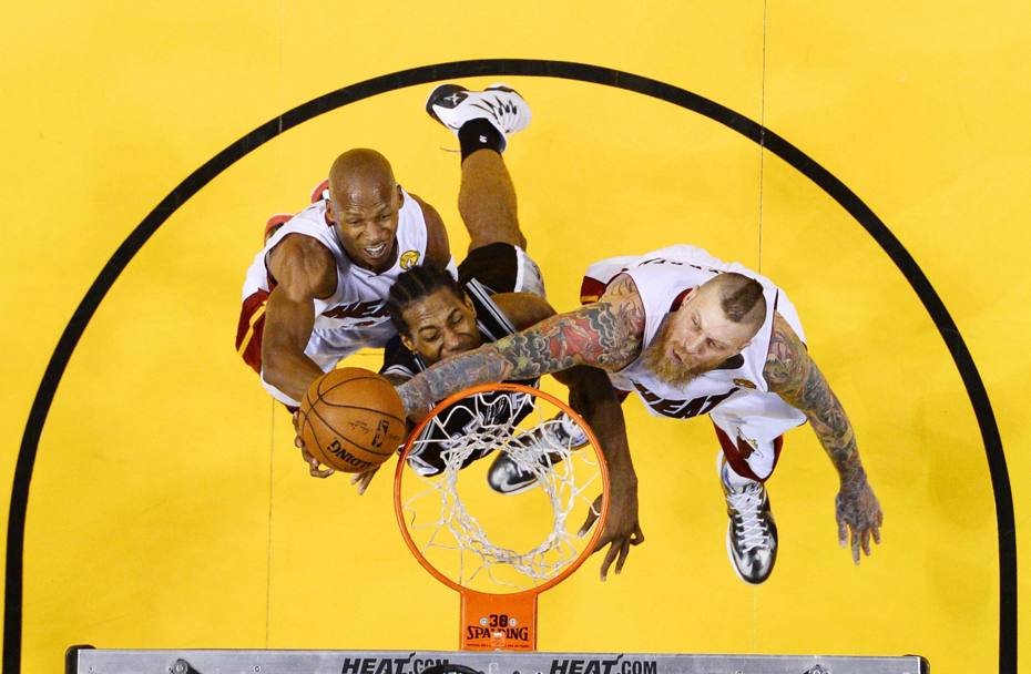 Chris Anderson e Ray Allen non bastano agli Heat per fermare uno scatenato Kawhi Leonard (Epa)